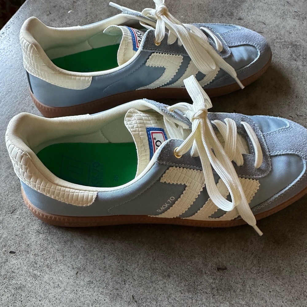 Light Blue Back 70 Sneakers with White Accents - Retro Trainer